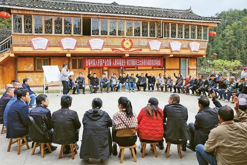 圖為2023年4月6日，貴州省黔東南苗族侗族自治州施秉縣白垛鄉(xiāng)白垛村村民在討論產(chǎn)業(yè)發(fā)展、人居環(huán)境提升、鄉(xiāng)村文明建設(shè)相關(guān)事宜。 人民圖片 磨桂賓/攝