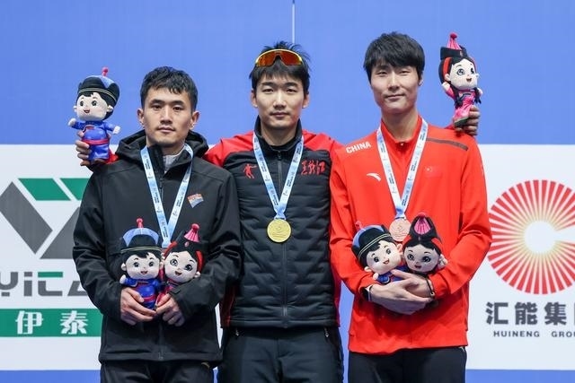 1月12日，“十四冬”速度滑冰（公開組）男子500米比賽，冠軍黑龍江隊選手高亭宇（中）、亞軍遼寧隊選手楊濤（左）、季軍河北隊選手李添龍在頒獎儀式上合影。新華社記者 王楷焱 攝