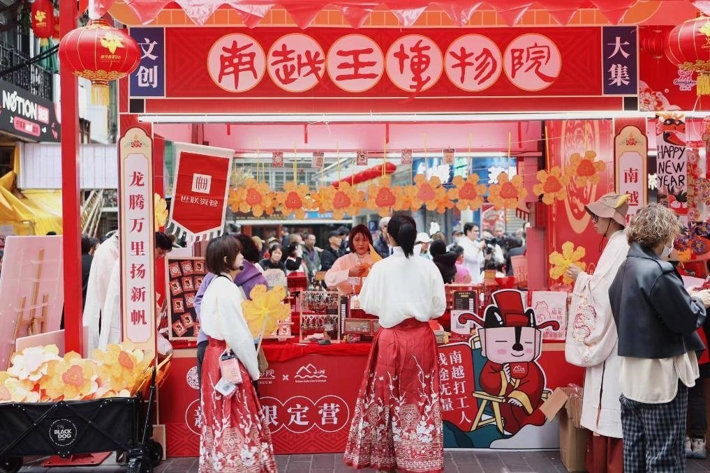 在西湖花市的南越王博物院攤位，文創(chuàng)與花市的跨界融合吸引了不少市民游客駐足。（南越王博物院供圖）