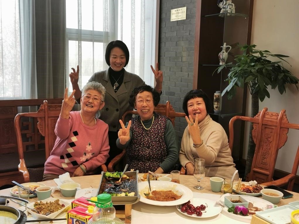 吳釗（前排左一）和鄰居一起在天津過年。（采訪對象供圖）