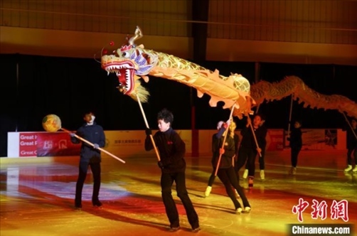 當(dāng)?shù)貢r(shí)間2月17日晚，作為農(nóng)歷甲辰龍年“歡樂(lè)春節(jié)”系列活動(dòng)之一，別具特色的青少年冰上春晚在加拿大多倫多舉行。圖為青少年表演冰上舞龍。 中新社記者 余瑞冬 攝