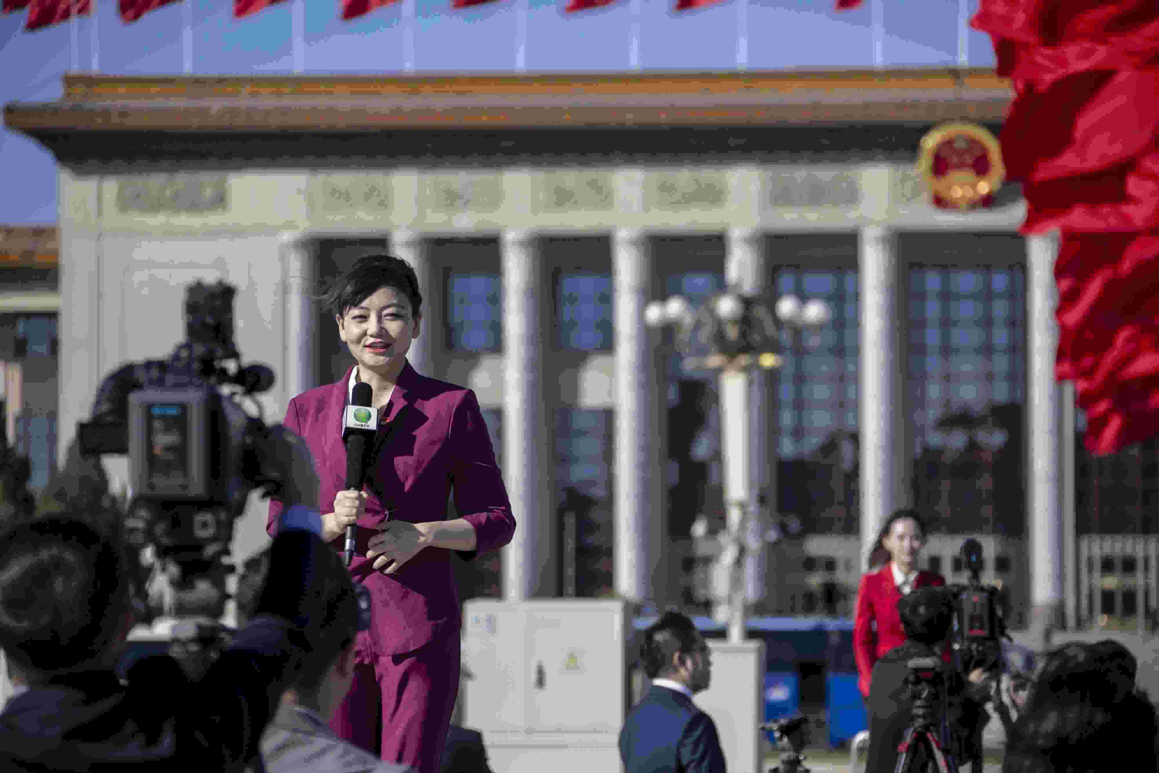 △ 2022年10月22日，北京人民大會堂，中國共產(chǎn)黨第二十次全國代表大會勝利閉幕，媒體記者戶外進行現(xiàn)場報道。