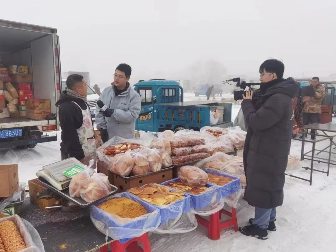 △ 2024年1月1日，在中央廣播電視總臺中央電視臺《新年新愿》報道中，遼寧營口鲅魚圈區(qū)大集賣餅干的小哥憨態(tài)可掬的表情、生機勃勃的臉龐、充滿煙火氣的新年愿望，讓他火爆出圈。