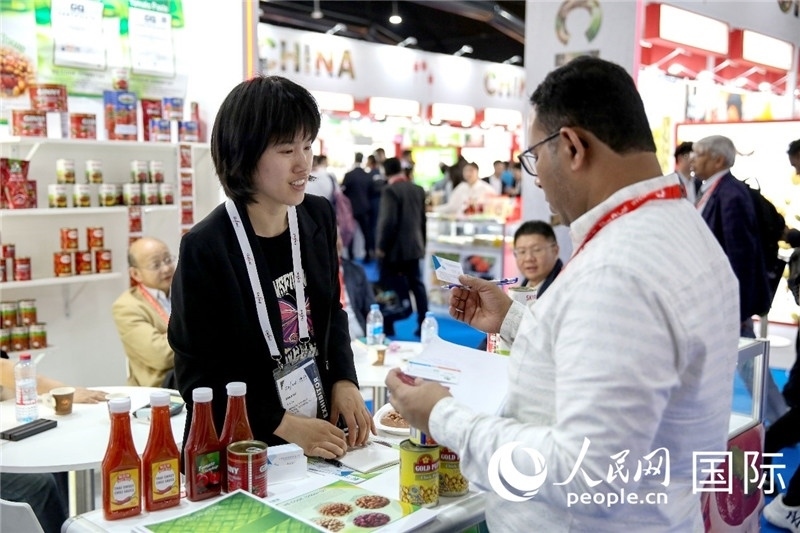 圖為中國(guó)參展企業(yè)代表與采購(gòu)商交流。人民網(wǎng) 塔里克·易卜拉欣攝