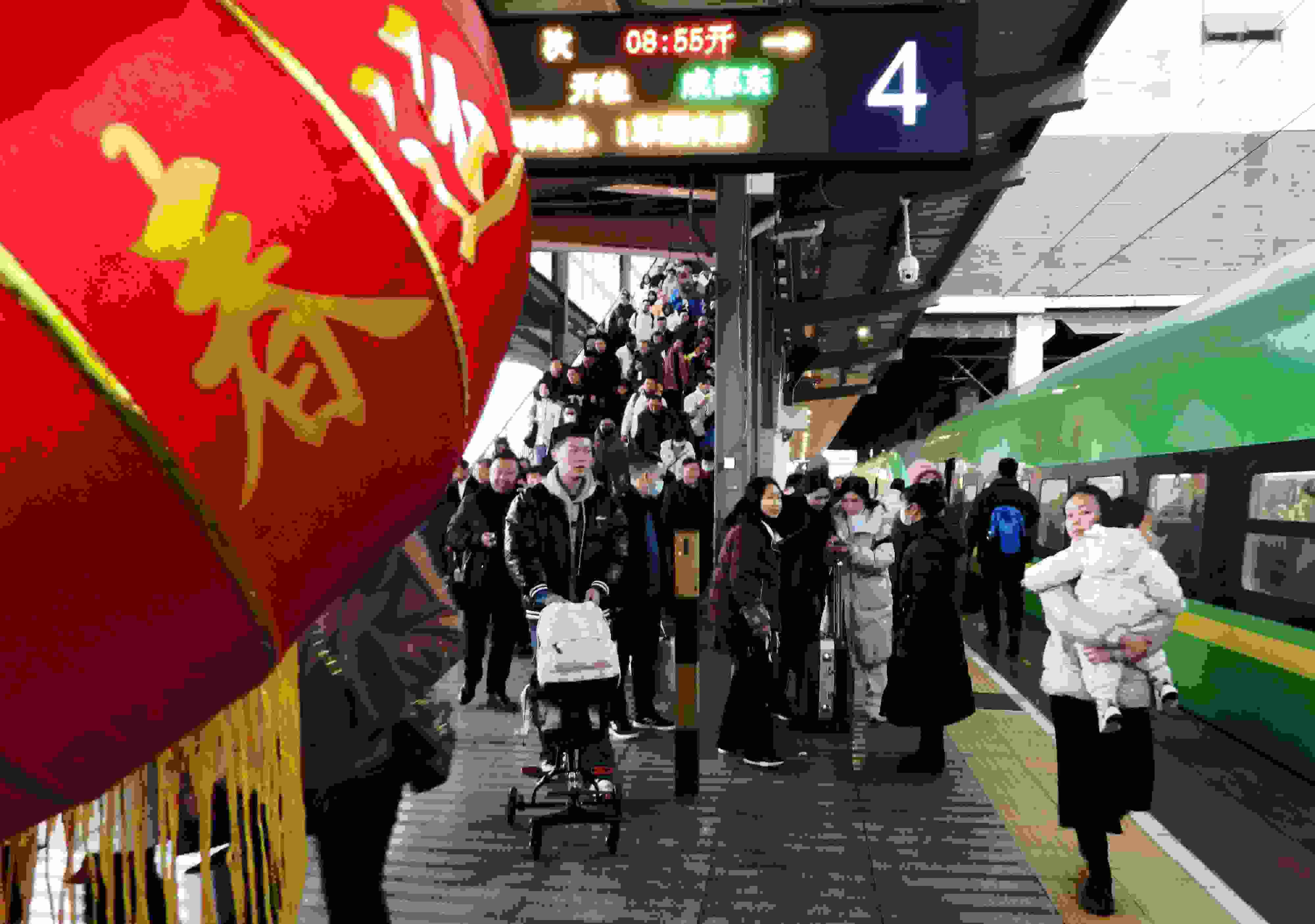 △ 2024年1月26日，四川省達(dá)州市車站，準(zhǔn)備乘坐“復(fù)興號(hào)”動(dòng)車組列車出行的旅客。