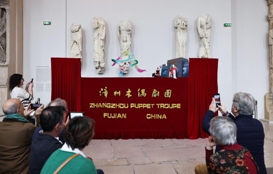 2月10日，在位于法國巴黎埃菲爾鐵塔附近的“建筑與遺產(chǎn)之城”博物館，觀眾欣賞漳州布袋木偶戲。新華社記者高靜攝