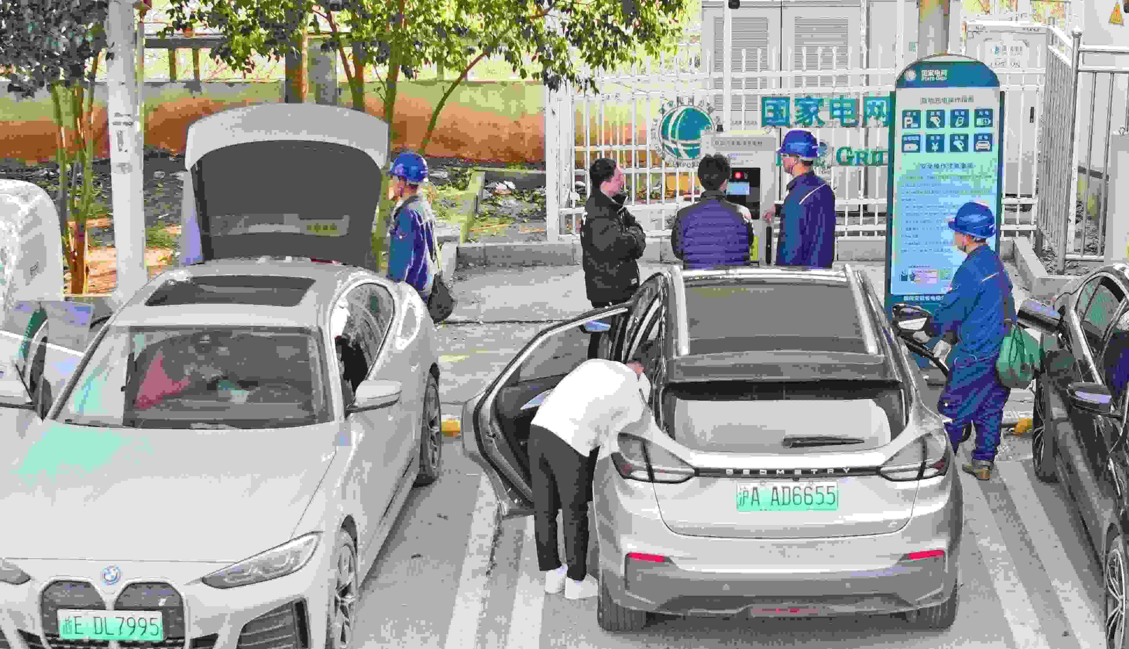 △ 2024年2月17日，安徽滁州來安縣大英鎮(zhèn)境內(nèi)的G36寧洛高速曹莊服務(wù)區(qū)，滁州市供電公司工作人員協(xié)助電動(dòng)汽車車主高效解決充電中遇到的問題。