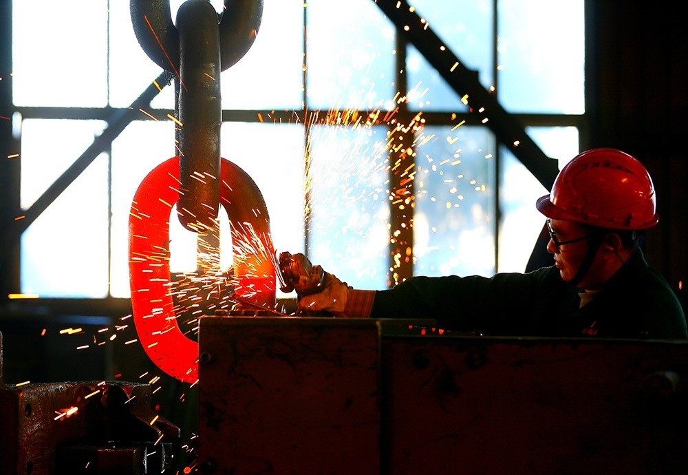 △ 2024年2月17日，青島市，即墨區(qū)靈山街道一家錨鏈企業(yè)，工人正在忙碌。