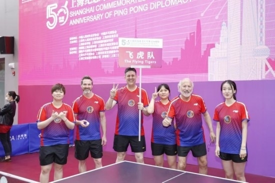 2021年，歐君廷（左三）參加上海紀念中美乒乓外交50周年活動