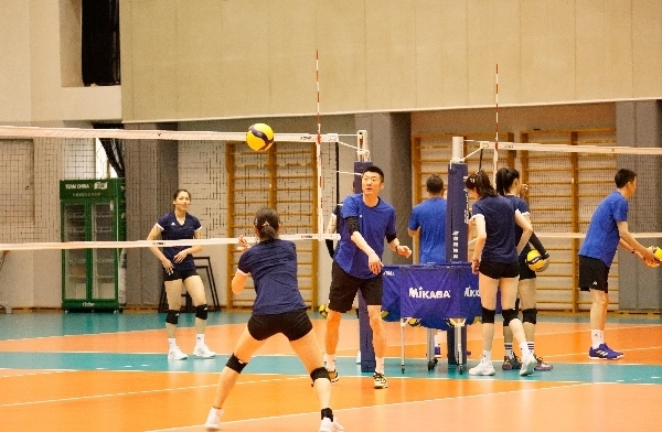 女排隊(duì)員在訓(xùn)練中。人民網(wǎng)記者李乃妍攝