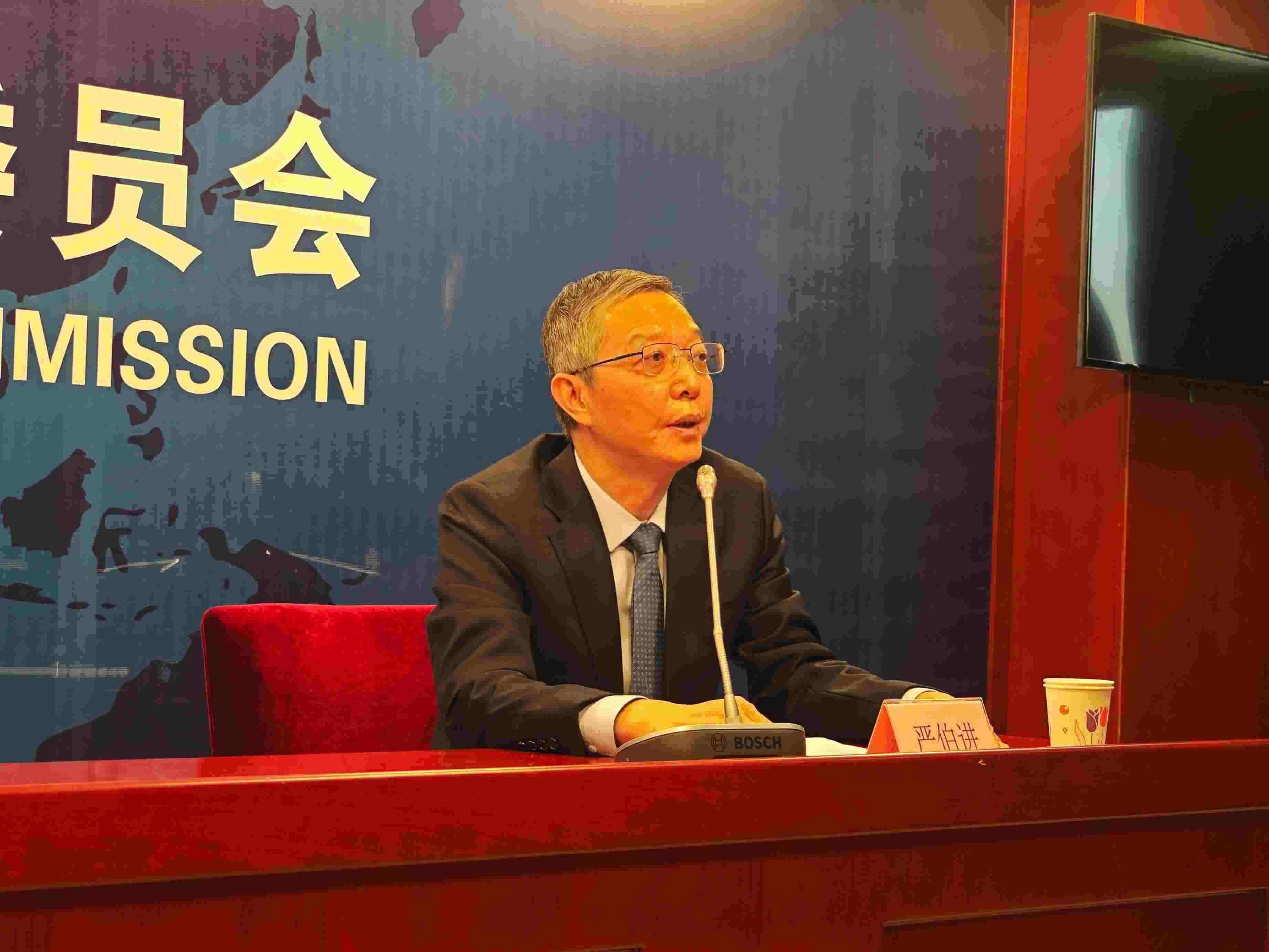 2月23日，嚴(yán)伯進(jìn)在證監(jiān)會(huì)例行新聞發(fā)布會(huì)現(xiàn)場(chǎng)。 人民網(wǎng) 黃盛 攝