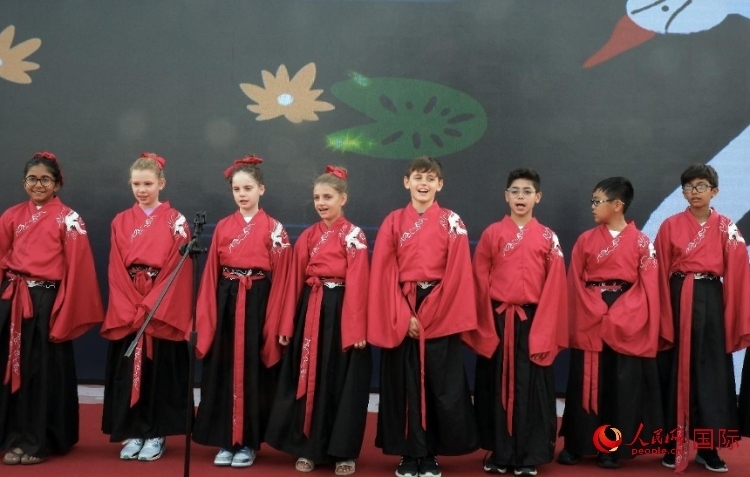 來自世界各地的小朋友一同誦讀中國古詩。人民網(wǎng) 滕婧含攝