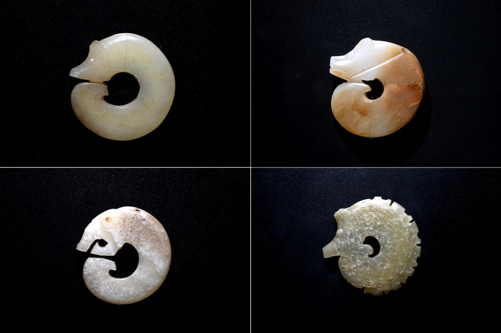 這是在殷墟博物館新館內(nèi)展出的龍形玉玦（拼版照片，1月9日攝）