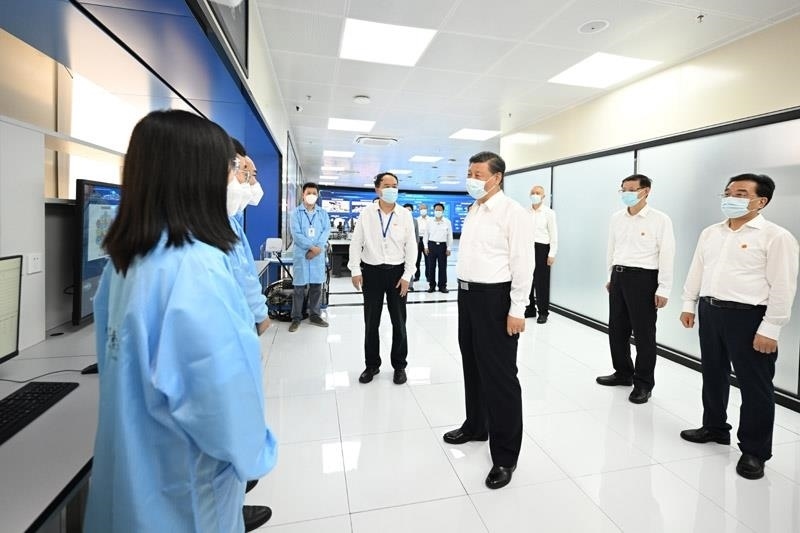 2023年7月6日，習(xí)近平總書記在江蘇南京市考察紫金山實(shí)驗(yàn)室時(shí)，同科研人員親切交流。