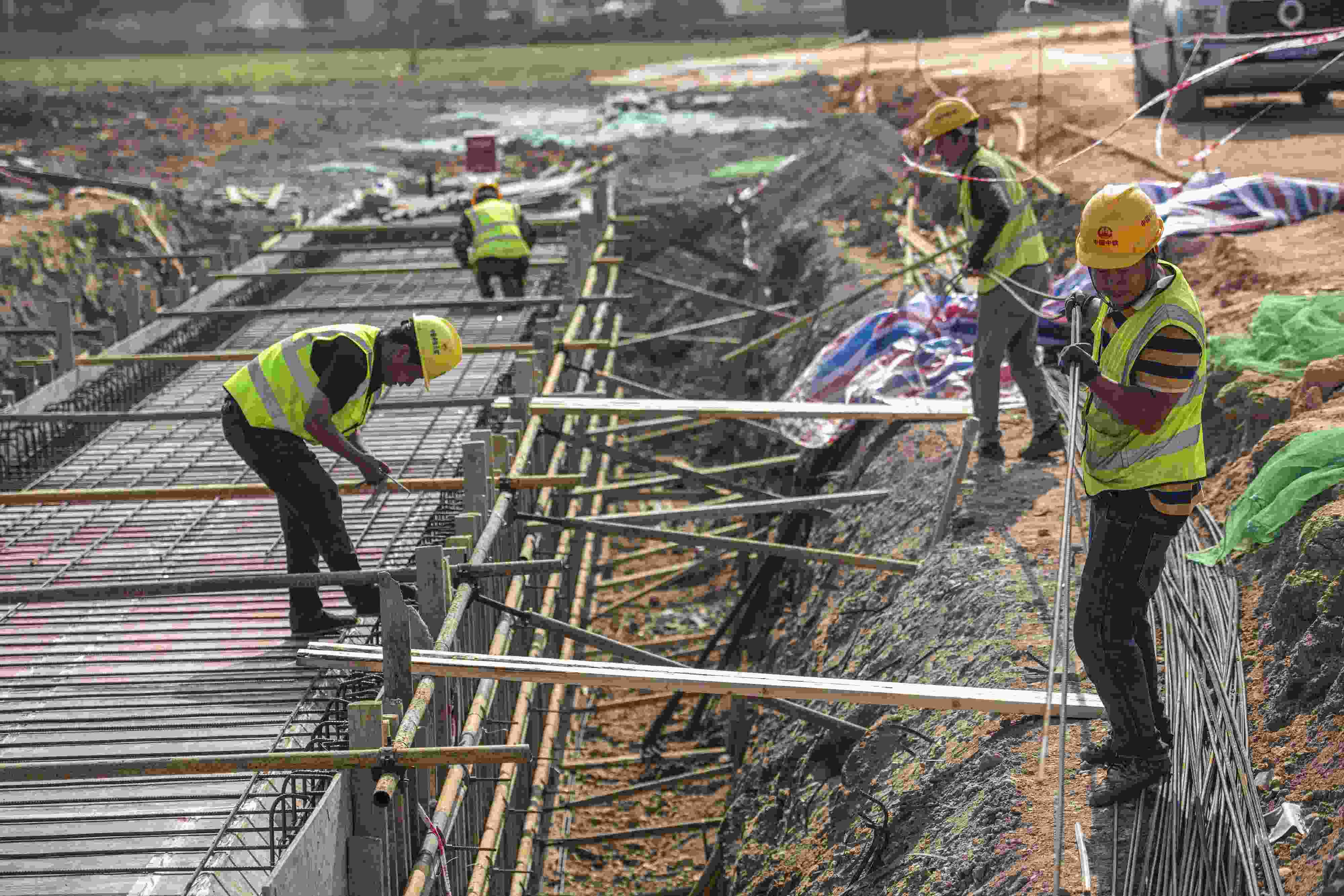 △ 2024年2月20日，海南省瓊海市，工程機(jī)械在博鰲樂城國際醫(yī)療旅游先行區(qū)康健路上加緊施工。