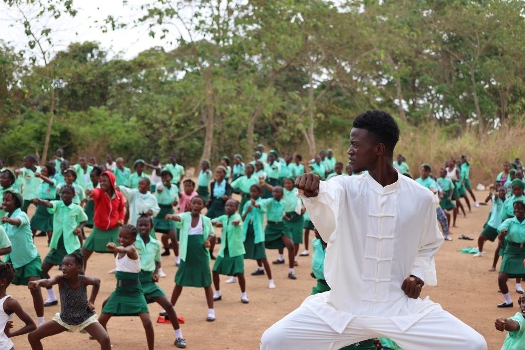 2月20日，在塞拉利昂首都弗里敦，當(dāng)?shù)貙W(xué)生在上武術(shù)課。
