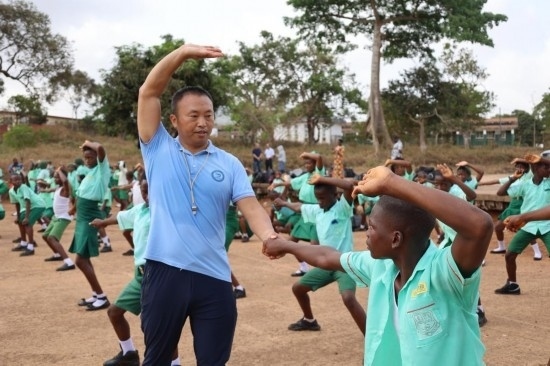 2月20日，在塞拉利昂首都弗里敦，來(lái)自塞拉利昂大學(xué)孔子學(xué)院的武術(shù)教師劉偉在為當(dāng)?shù)貙W(xué)生上武術(shù)課。