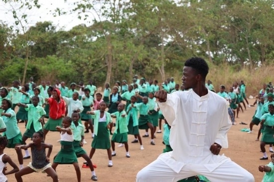 2月20日，在塞拉利昂首都弗里敦，當(dāng)?shù)貙W(xué)生在上武術(shù)課。