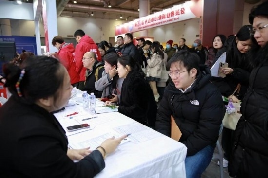 求職者與用人單位溝通交流。新華社記者 張博群 攝