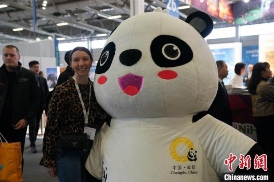 3月5日，2024年柏林國際旅游交易會(ITB)在柏林會展中心拉開帷幕。以“你好！中國”為主題的中國展區(qū)當(dāng)日亮相展會。圖為觀眾與大熊貓人偶合影。中新社記者 馬秀秀 攝
