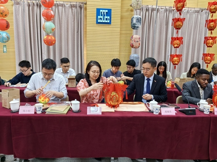燈籠文化交流活動現(xiàn)場。中建國際中西非公司供圖