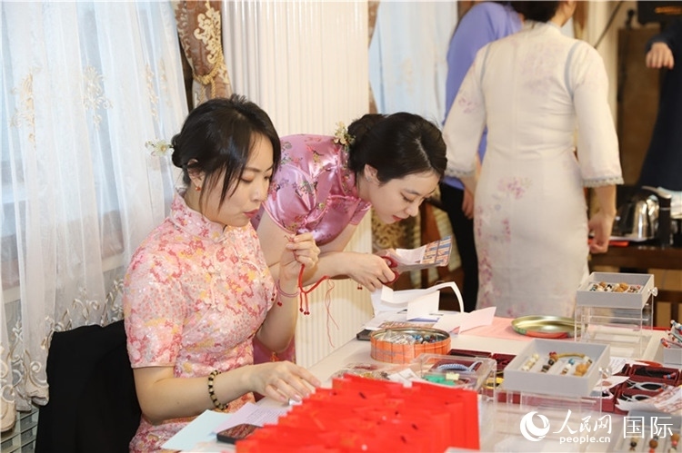 孔院教師展示剪紙。人民網(wǎng)記者 霍文攝