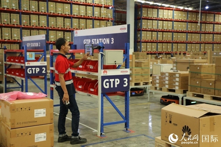 華為5G智能倉(cāng)庫(kù)里，工作人員正在利用智能系統(tǒng)辦公。人民網(wǎng)記者 曹師韻攝