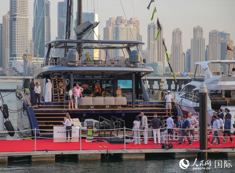 觀眾在參觀游艇。人民網(wǎng) 塔里克·易卜拉欣攝