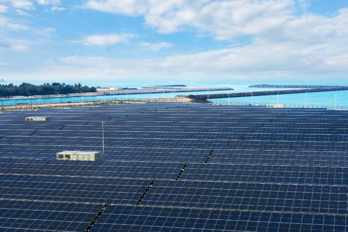 項(xiàng)目廣泛采用光伏補(bǔ)償發(fā)電系統(tǒng)，降低能源消耗。山東電建三公司供圖