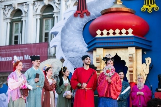  2024年2月13日，在意大利威尼斯，志愿者身著漢服進行表演。新華社記者 李京 攝