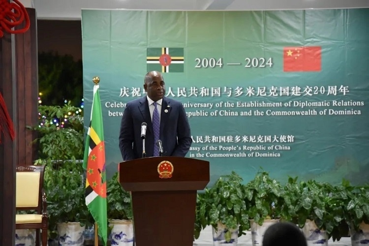 多米尼克總理斯凱里特在中多建交20周年招待會上致辭。中國駐多米尼克大使館供圖