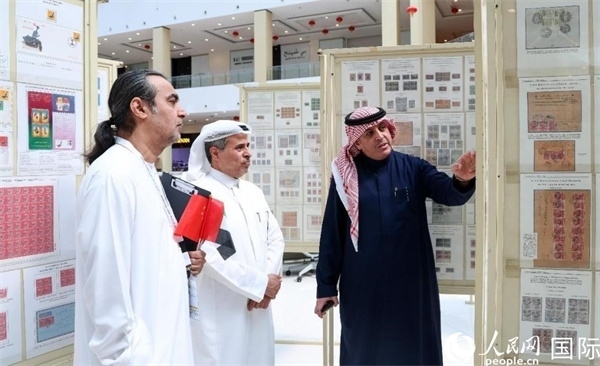 觀眾在欣賞集郵展作品。人民網(wǎng)記者 任皓宇攝