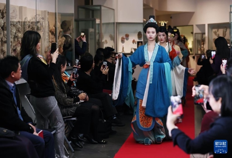 3月13日，在位于法國巴黎的吉美國立亞洲藝術博物館，模特展示敦煌復原服飾。新華社記者 高靜 攝
