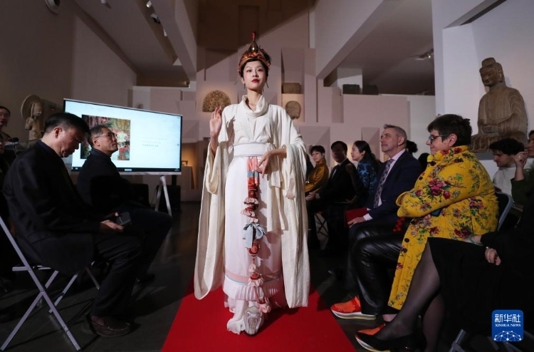 3月13日，在位于法國巴黎的吉美國立亞洲藝術博物館，模特展示敦煌復原服飾。新華社記者 高靜 攝