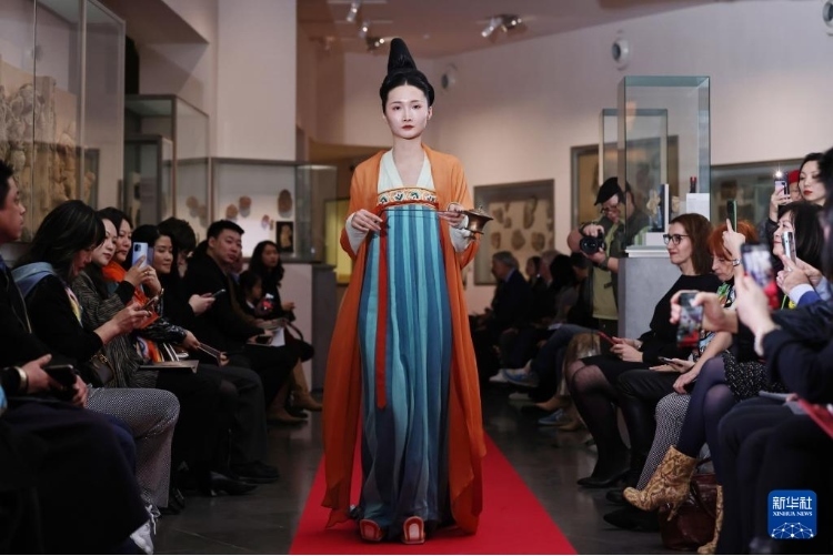 3月13日，在位于法國巴黎的吉美國立亞洲藝術博物館，模特展示敦煌復原服飾。新華社記者 高靜 攝
