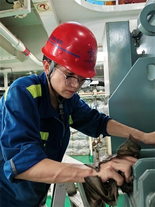 “天鯤號(hào)”工作人員正在對(duì)設(shè)備進(jìn)行清潔維護(hù)?！疤祧H號(hào)”供圖