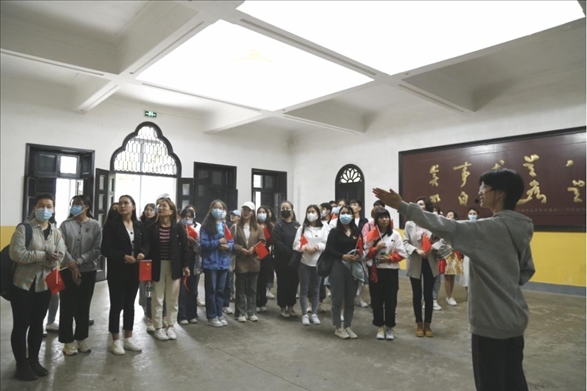 2021年5月20日，少數(shù)民族學(xué)生在湖南第一師范學(xué)院進(jìn)行紅色研學(xué)活動(dòng)，共同追尋那段紅色歲月的足跡。