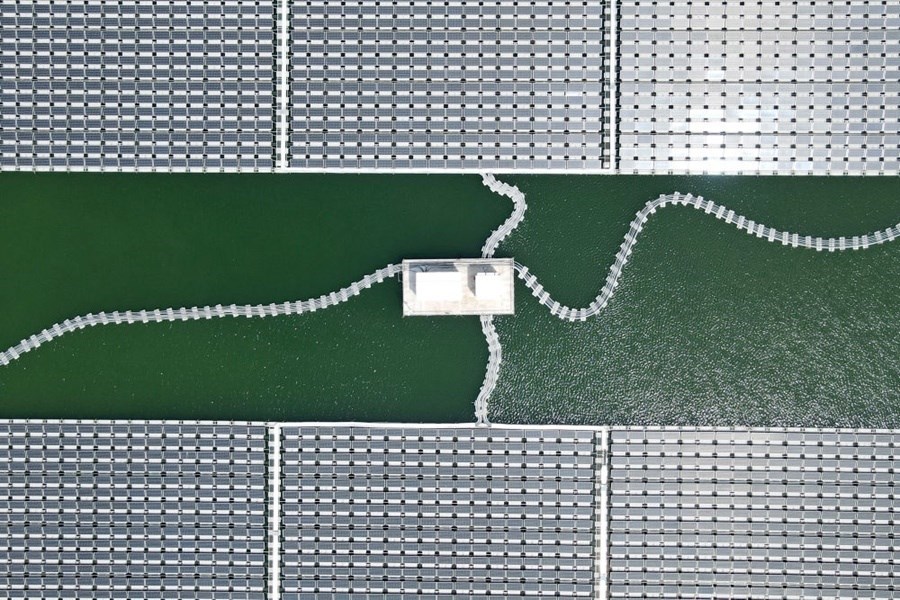 2022年8月25日拍攝的潁上縣毛圩水上光伏電站（無人機(jī)照片）。近年來，安徽省阜陽市潁上縣古城鎮(zhèn)積極推進(jìn)采煤沉陷區(qū)治理工作，將昔日的采煤沉陷區(qū)建設(shè)成水上光伏電站，既減少占用土地面積，又能生產(chǎn)清潔能源。