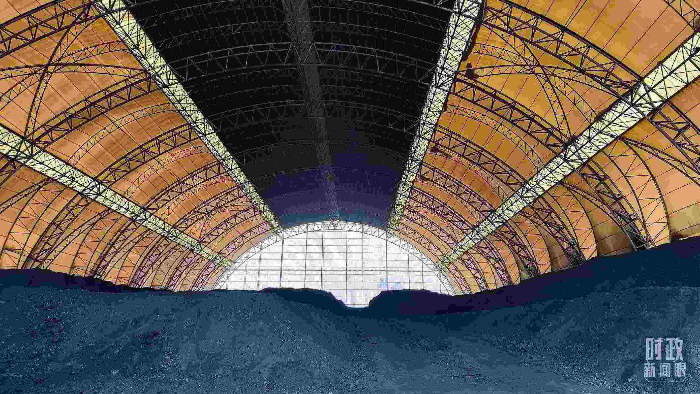 山西瑞光熱電有限責(zé)任公司儲煤場。2022年1月，習(xí)近平來到這里察看煤場儲煤情況。（總臺央視記者楊立峰拍攝）