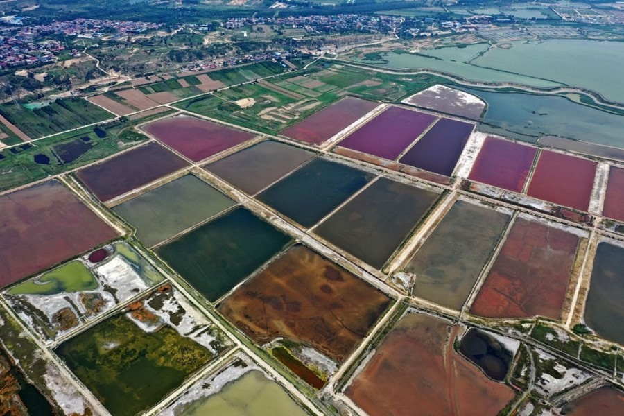 這是2023年7月11日拍攝的山西運(yùn)城鹽湖一角（無人機(jī)照片）。按照“生態(tài)優(yōu)先、保護(hù)為主、適度開發(fā)”的原則，2020年9月，運(yùn)城市全面停止鹽湖范圍內(nèi)的工業(yè)生產(chǎn)活動。近年來，千年鹽湖正在向生態(tài)保護(hù)、風(fēng)貌重塑、產(chǎn)業(yè)轉(zhuǎn)型、全域旅游的“綠色發(fā)展”轉(zhuǎn)變。