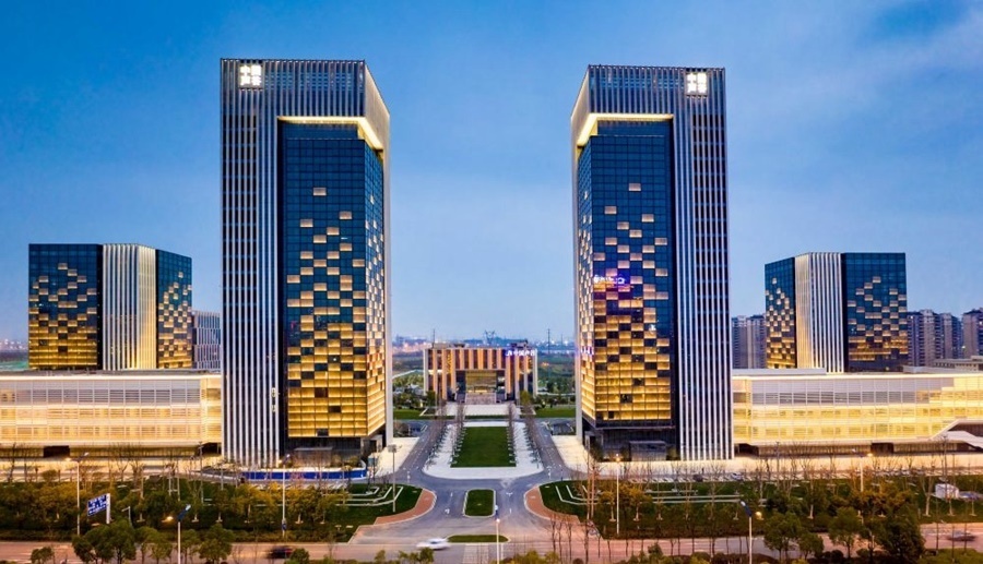 這是2019年3月13日拍攝的位于安徽合肥的中國聲谷產(chǎn)業(yè)園（無人機(jī)照片）。截至2024年，中國聲谷入駐企業(yè)超過2000戶，年產(chǎn)值超過2000億元，形成以智能語音及人工智能產(chǎn)業(yè)為核心的新一代信息技術(shù)產(chǎn)業(yè)集群。