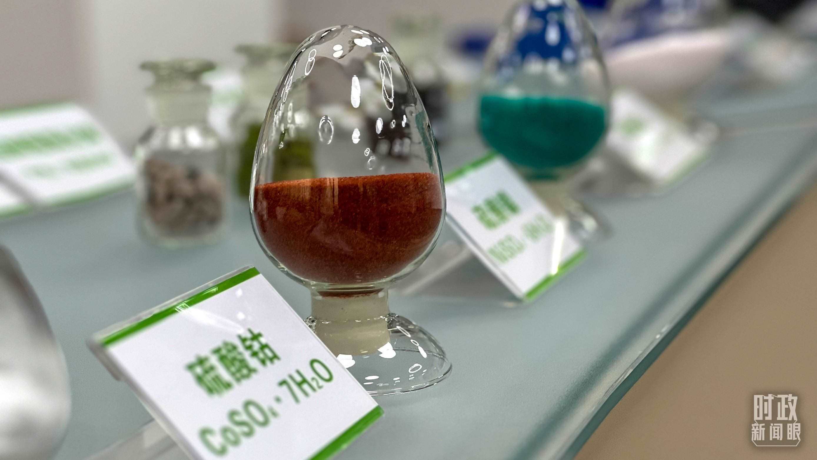 △巴斯夫杉杉電池材料有限公司的產(chǎn)品展示。（總臺央視記者李煒拍攝）