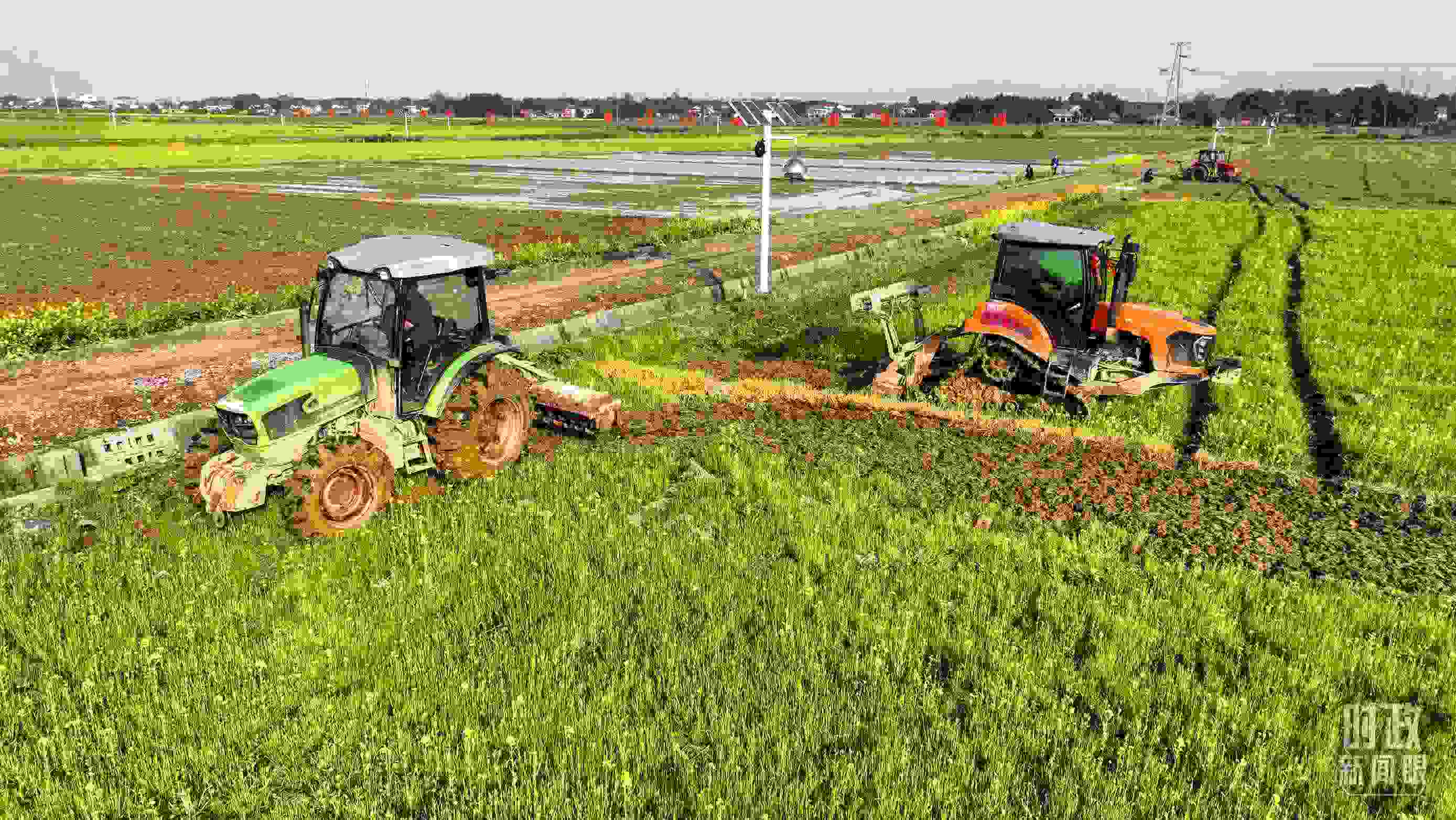 △位于港中坪村的糧食生產(chǎn)萬畝綜合示范片區(qū)，春耕備耕生產(chǎn)繁忙。（總臺央廣記者潘毅拍攝）
