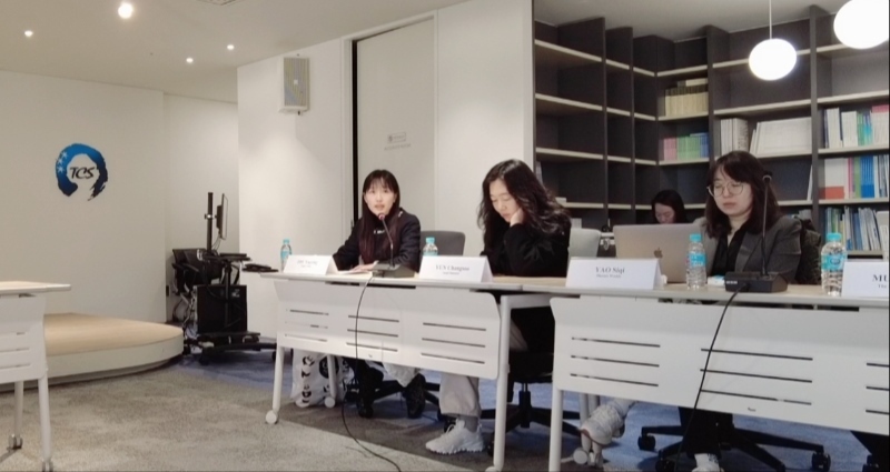 記者（左一）在交流活動上，以加強中日韓三國經(jīng)濟合作、增進三國民眾相互理解為主題發(fā)表演講。權(quán)小星攝