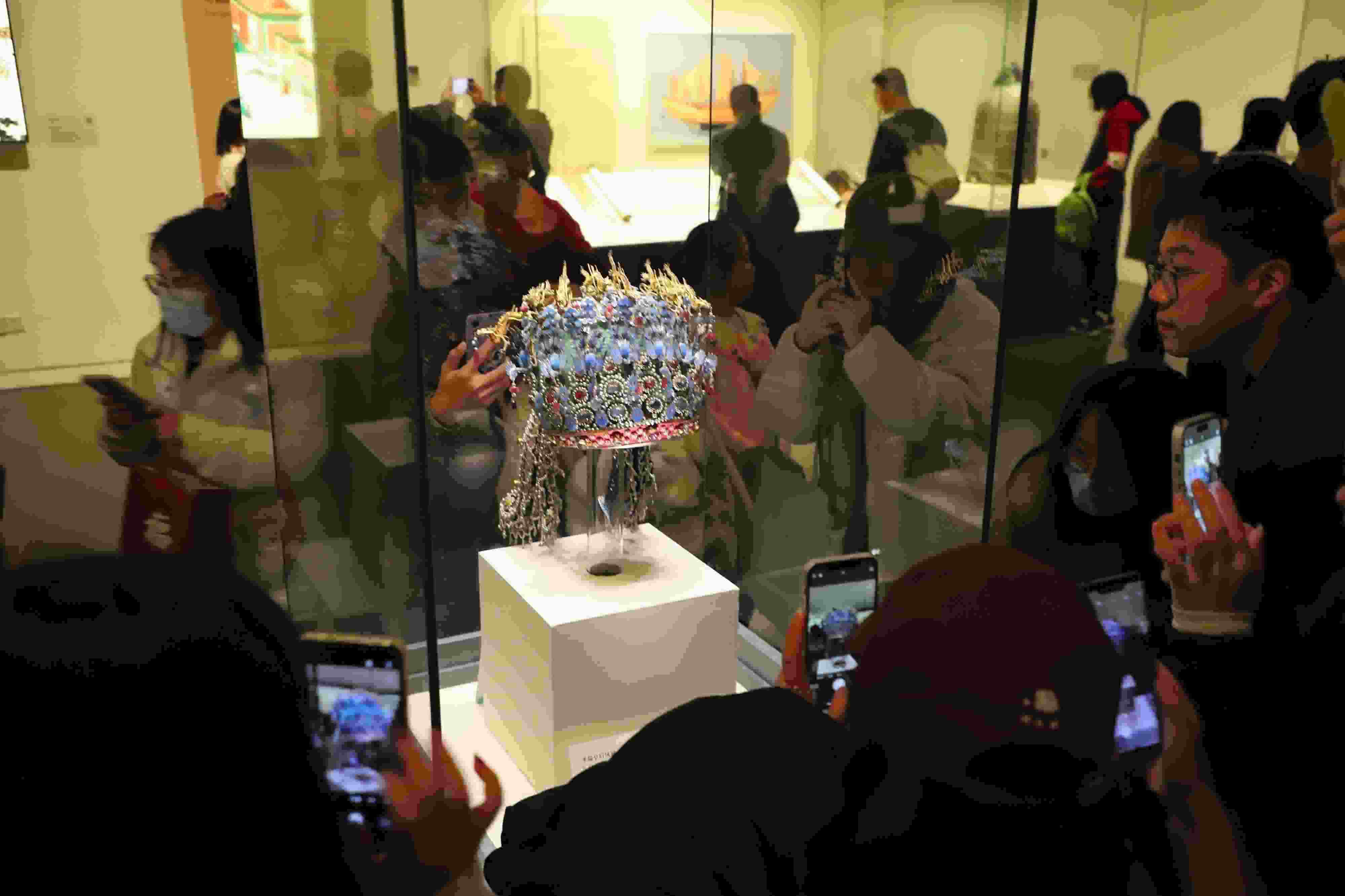 △ 2024年3月9日，北京，中國國家博物館，來自天南海北的游客在參觀藏品。