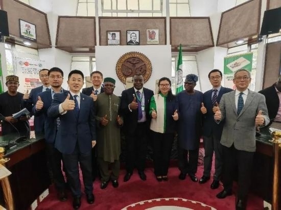 3月21日，與會(huì)嘉賓在首屆拉各斯論壇現(xiàn)場(chǎng)合影留念。（圖片由中國(guó)駐拉各斯總領(lǐng)事館提供）