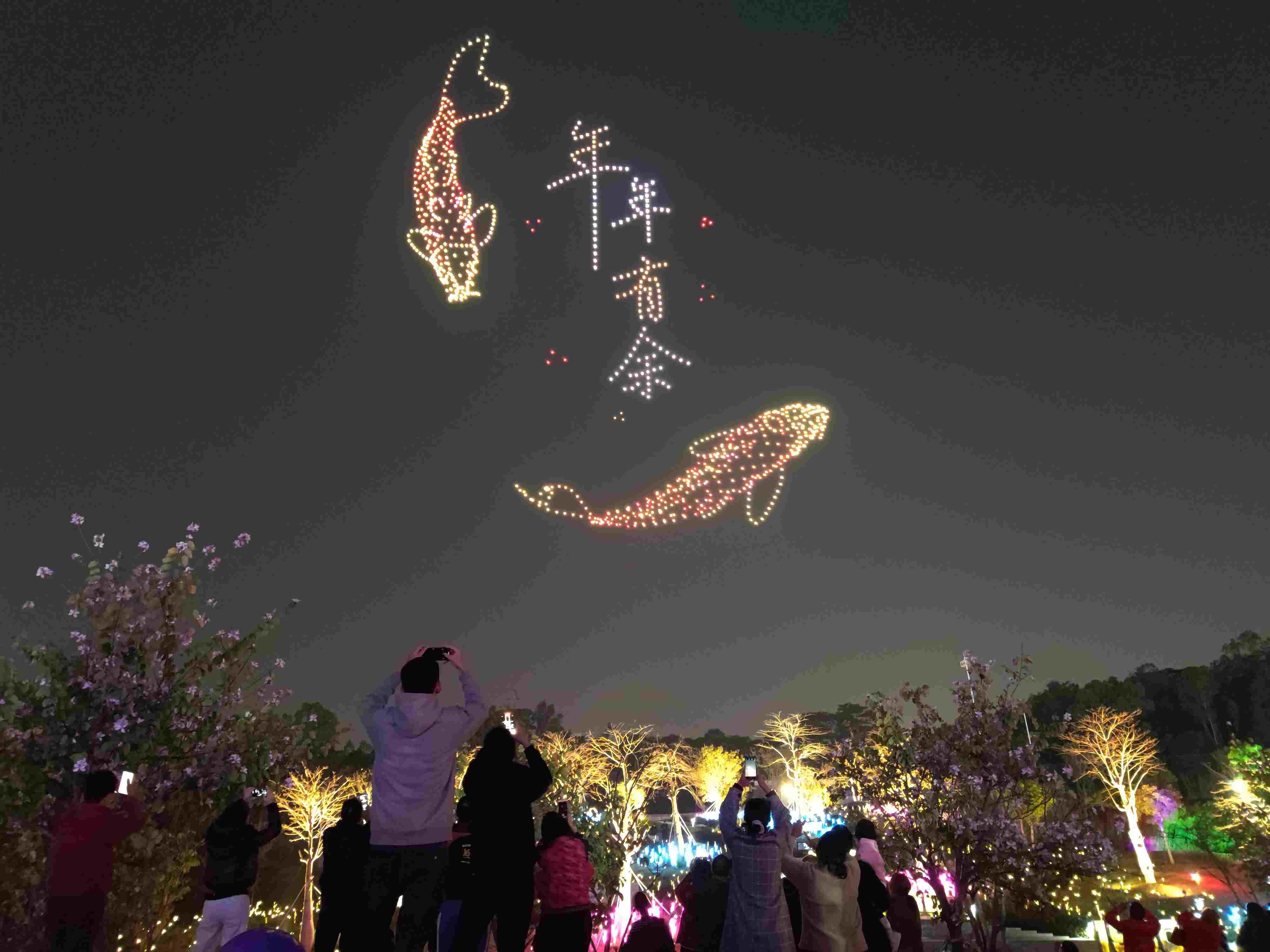 △ 2024年2月10日，深圳北站中心公園，春節(jié)主題無人機燈光秀引來眾多游客駐足觀看。
