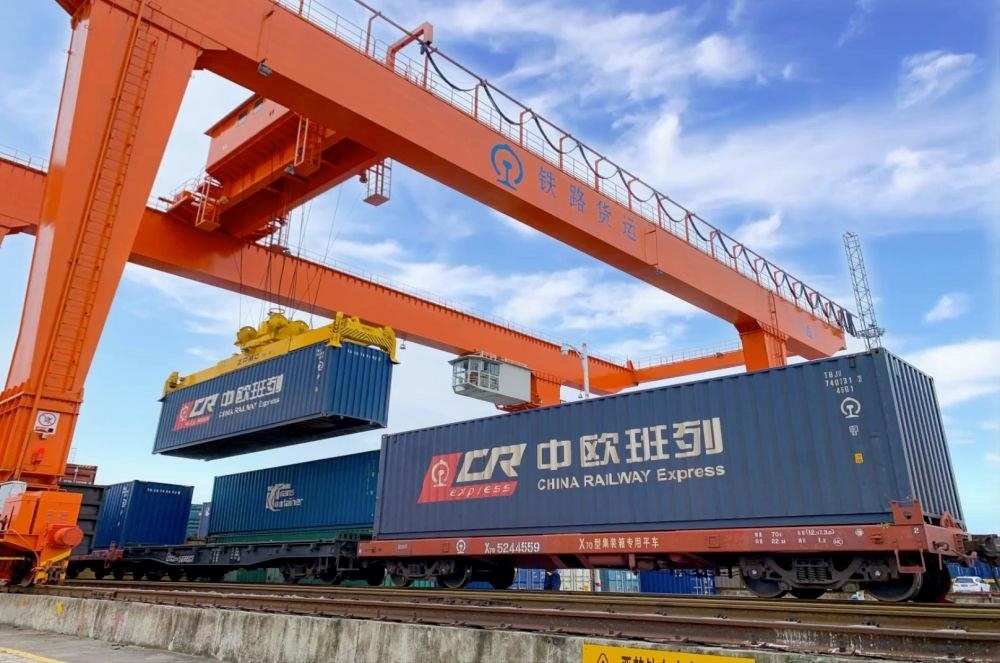 △2022年4月29日，在安徽合肥北站物流基地集裝箱作業(yè)區(qū)，準備發(fā)運的中歐班列集裝箱。