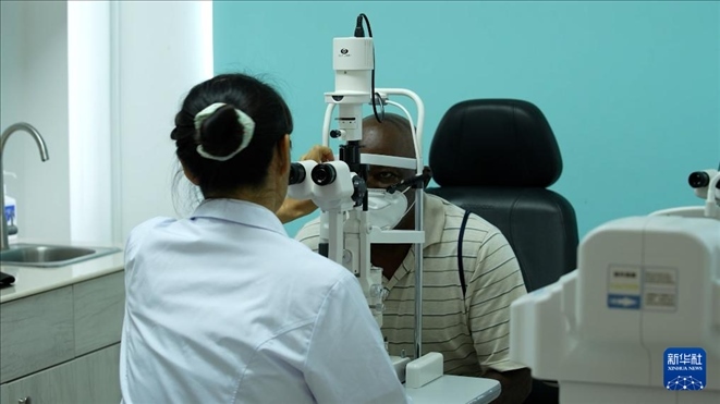 3月4日，在多米尼克羅索的中多友誼醫(yī)院眼科中心，援多醫(yī)療隊成員、南方醫(yī)科大學(xué)第三附屬醫(yī)院眼科主治醫(yī)師魯志卿為病人做檢查。新華社記者 王朝 攝