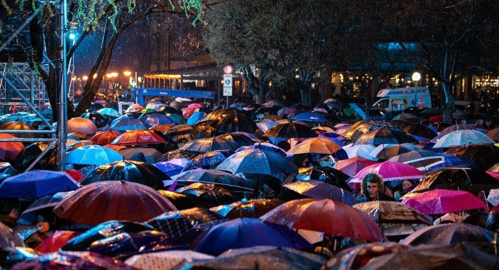 3月24日，在塞爾維亞南部城市普羅庫普列，人們參加北約轟炸南聯(lián)盟遇難者悼念儀式。新華社發(fā)（王韡攝）